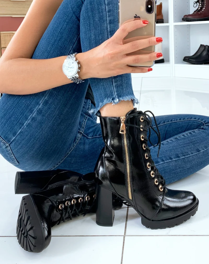 Bottines à talon vernies noires à détails dorés