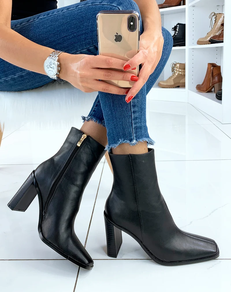 Bottines à talons noires à bout carré
