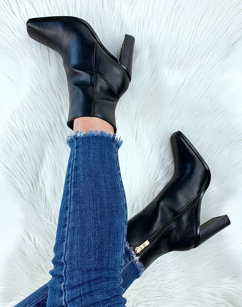Bottines à talons noires à bout carré
