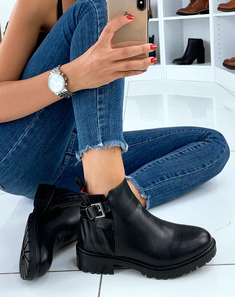 Bottines noires à sangles et intérieur rouge