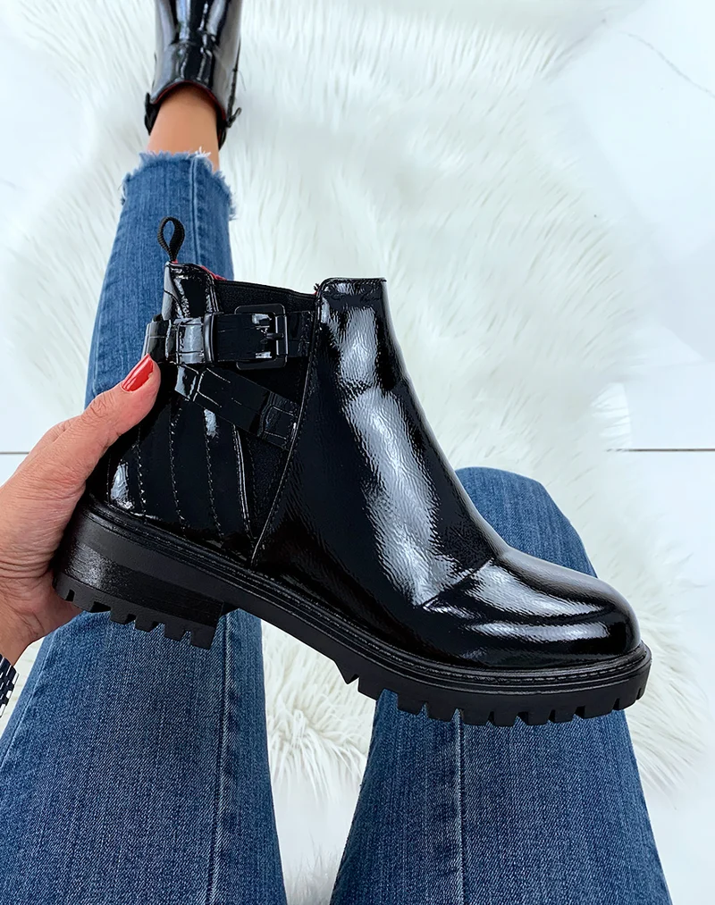 Bottines vernies noires à sangles et intérieur rouge