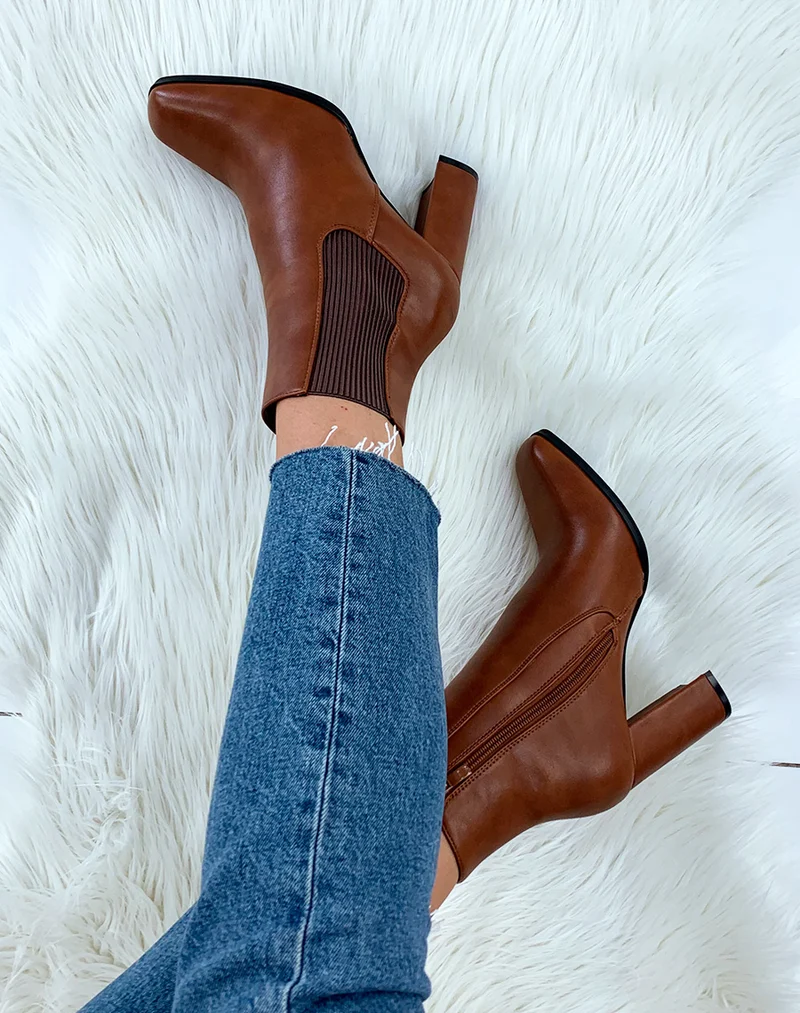 Bottines camel à talon et à bout carré