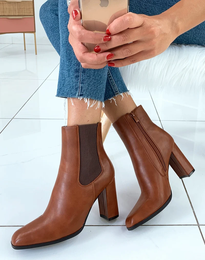 Bottines camel à talon et à bout carré