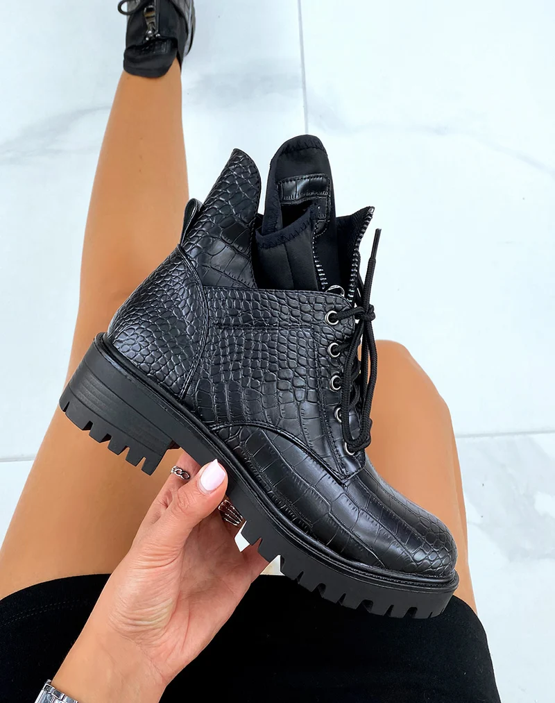 Bottines noires montantes effet croco
