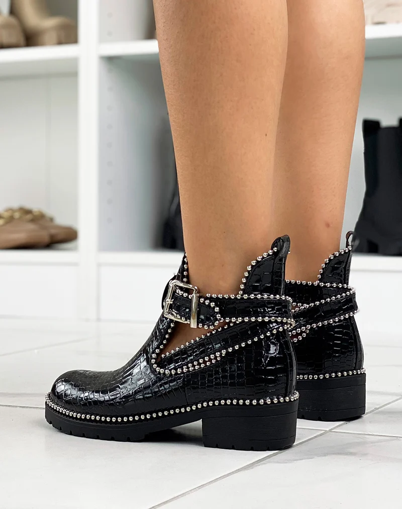 Bottines noires ouvertes en effet croco verni ornées de clous