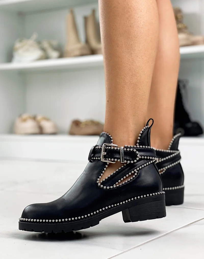Bottines noires ouvertes ornées de clous