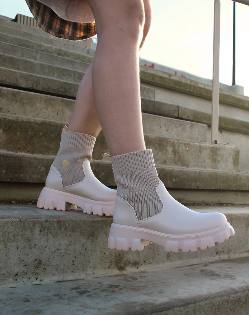 Bottines beiges chaussettes à semelle crantée