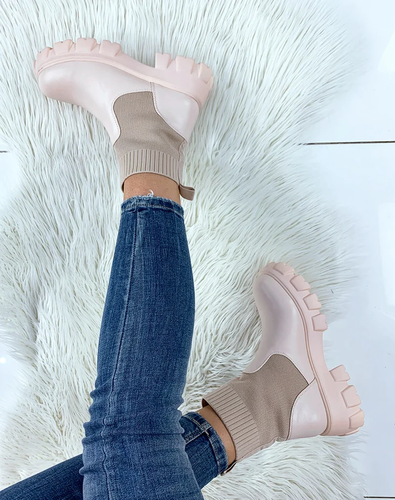 Bottines beiges chaussettes à semelle crantée