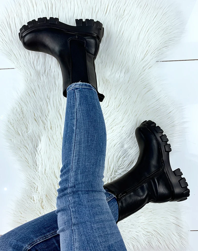 Bottines noires hautes à semelle haute et crantée