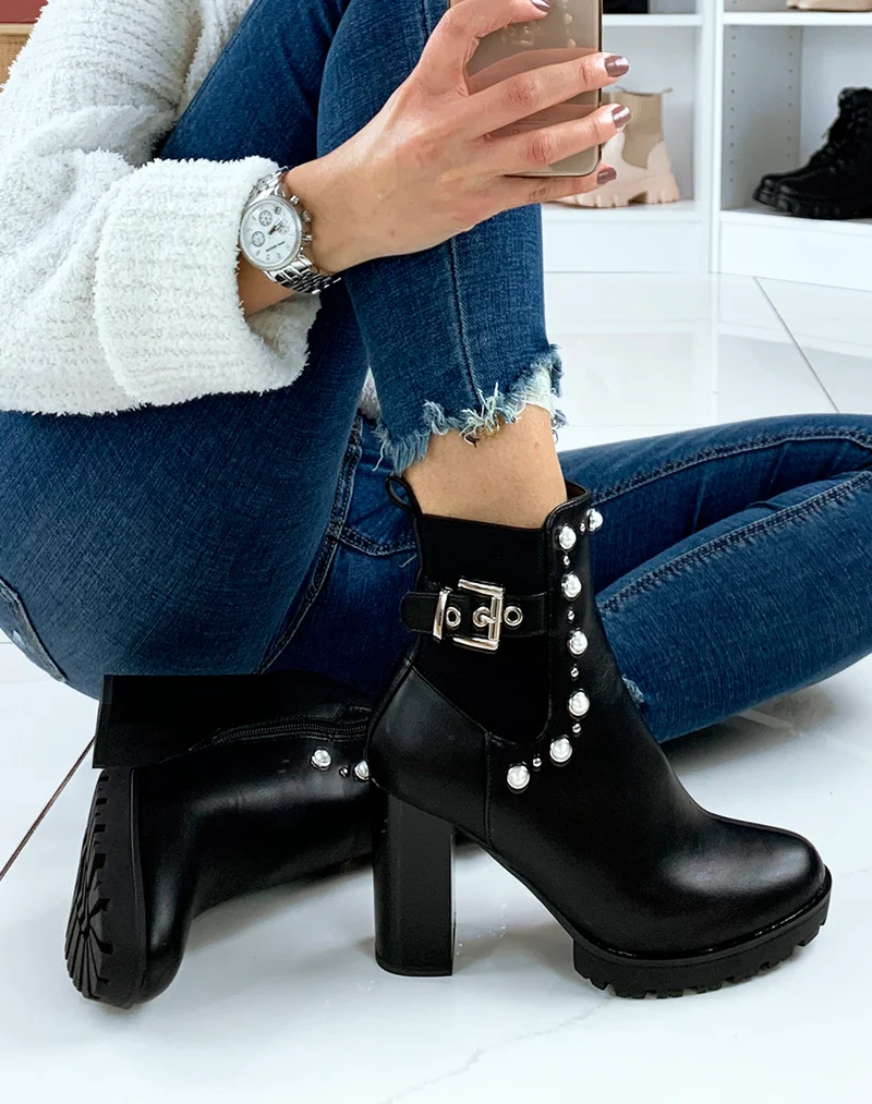 Bottines noires à talon ornées de perles