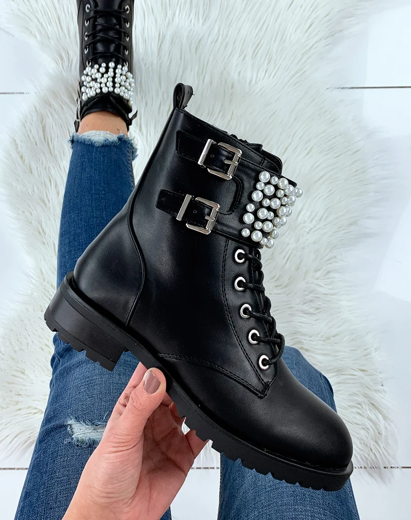 Bottines noires à lacets ornées de perles