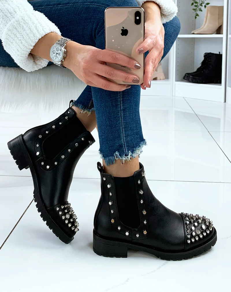 Chelsea boots noires à ornements argentés
