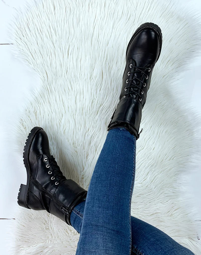 Bottines noires à lanière épaisse