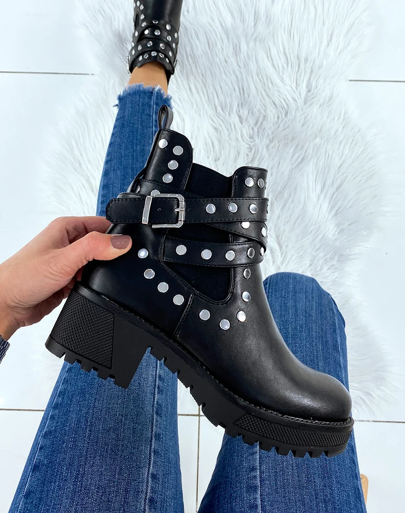 Bottines noires cloutées et semelles crantées