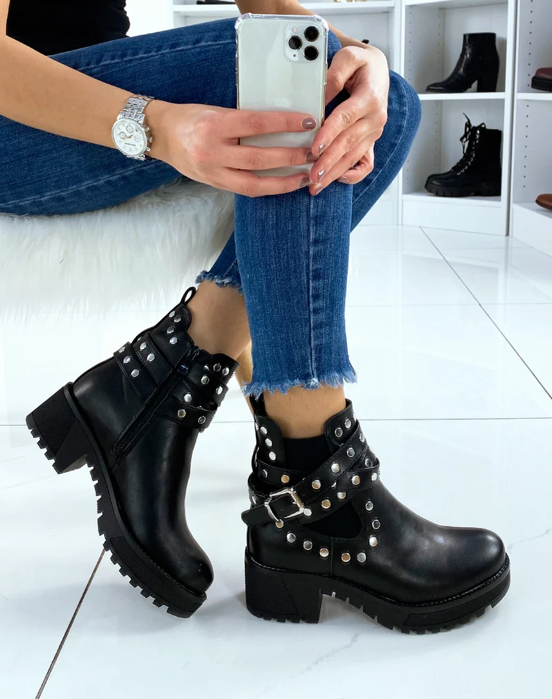 Bottines noires cloutées et semelles crantées