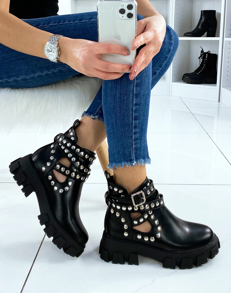 Bottines noires ouvertes cloutées à semelles crantées