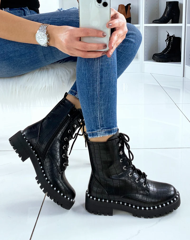 Bottines montantes lacées noires effet croco perlées