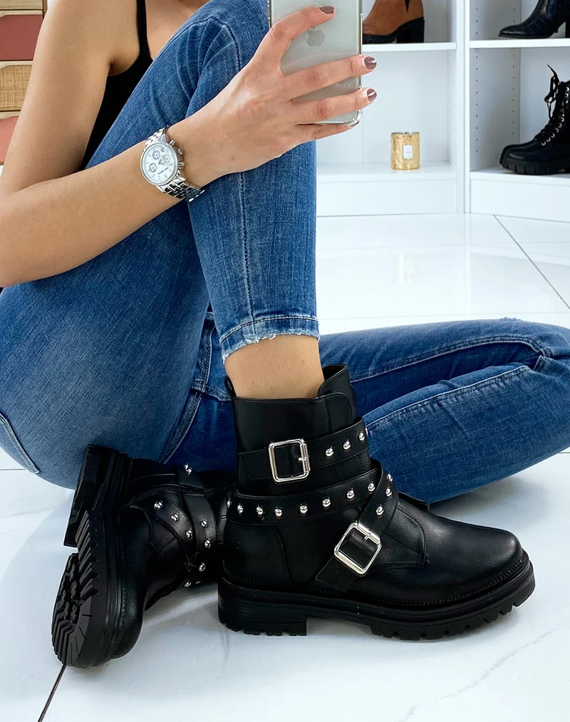 Bottines noires à sangles cloutées