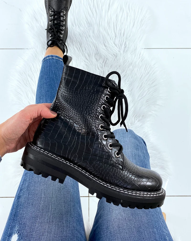 Bottines noires montantes effet croco