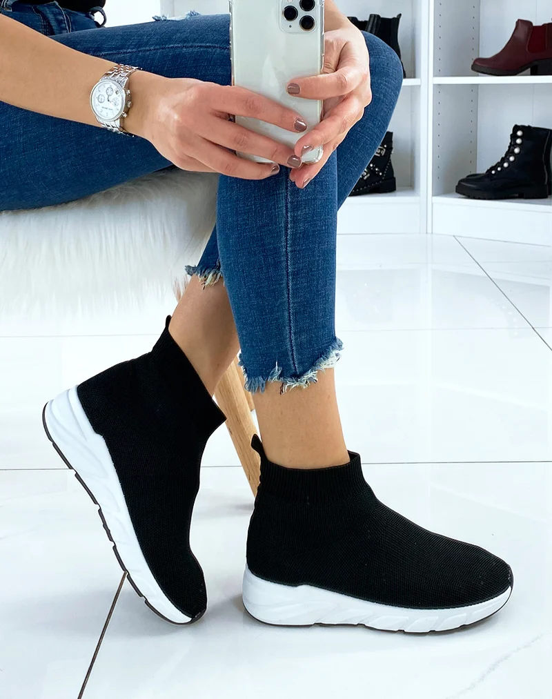 Baskets chaussettes noires et semelle blanche