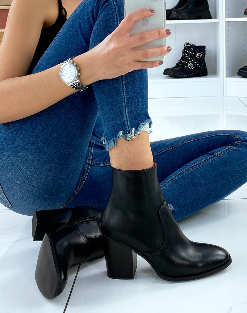 Bottines noires à talon et à bout carré