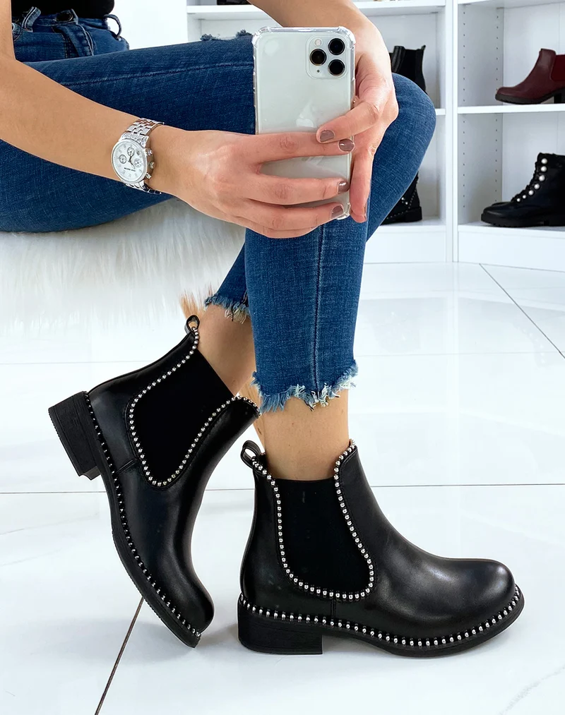 Chelsea boots noires ornées de perles argentées