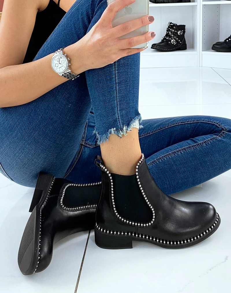 Chelsea boots noires ornées de perles argentées