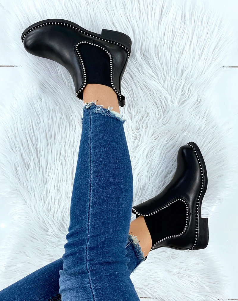 Chelsea boots noires ornées de perles argentées