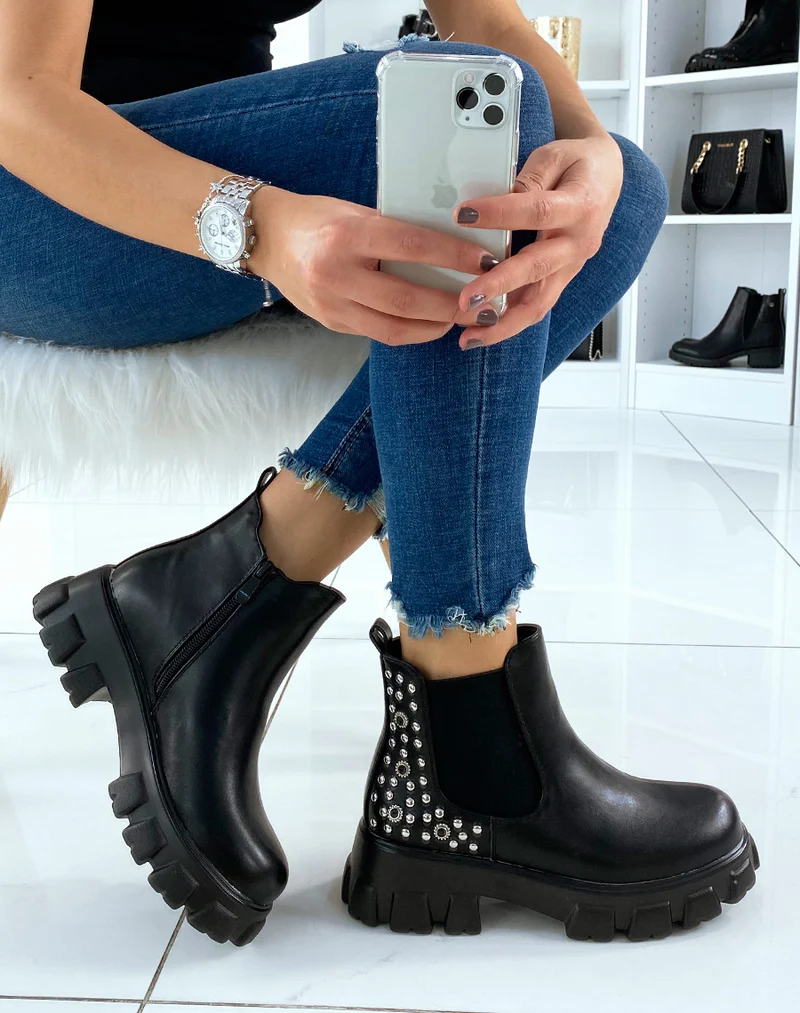 Chelsea boots noires à ornements et semelles crantées