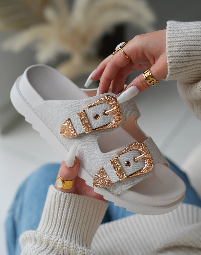 Mules Gris Clair avec Doubles Sangles et Boucles Dorées – Sophistication Urbaine