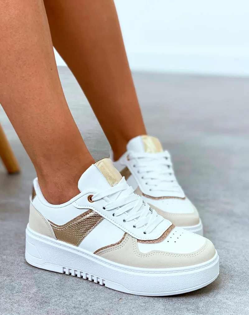 Baskets femme beige et blanche à empiècements et détail dorée