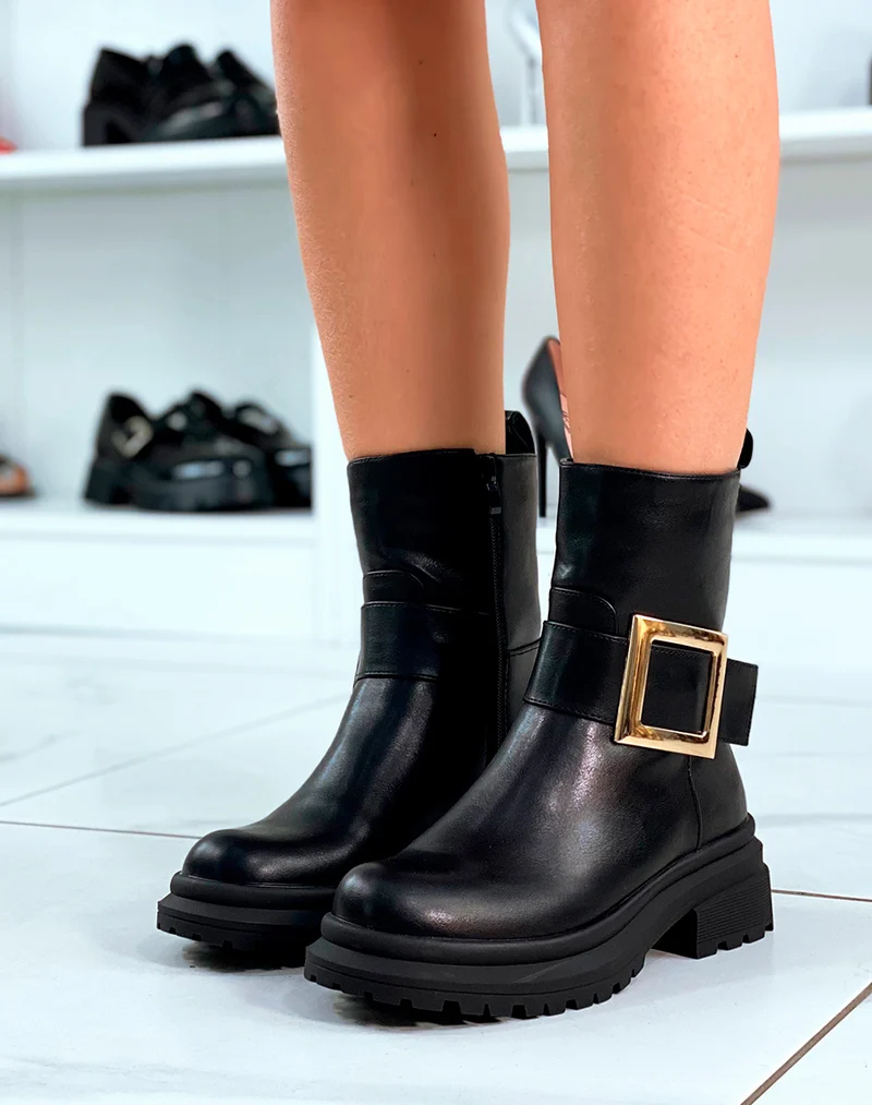 BOTTINES MONTANTES NOIRES AVEC LANIÈRE ÉPAISSE DORÉE ET SEMELLE CRANTÉE