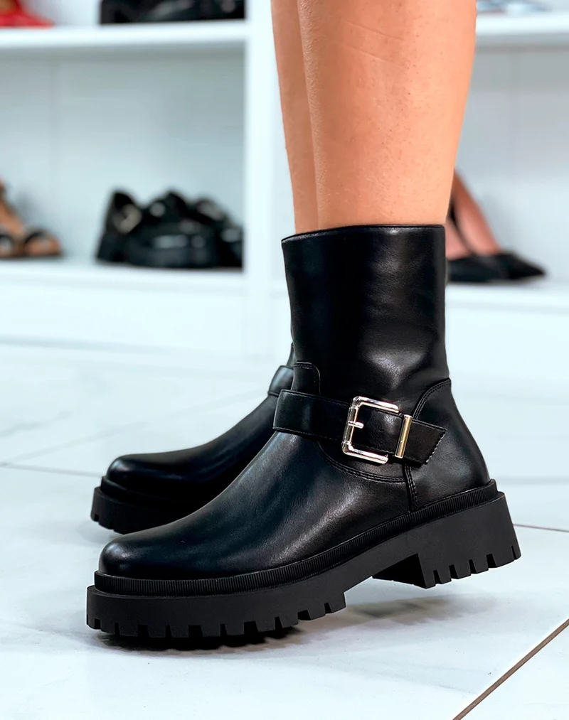 BOTTINES MONTANTES NOIRES AVEC LANIÈRE ARGENTÉE ET SEMELLE ÉPAISSE CRANTÉE