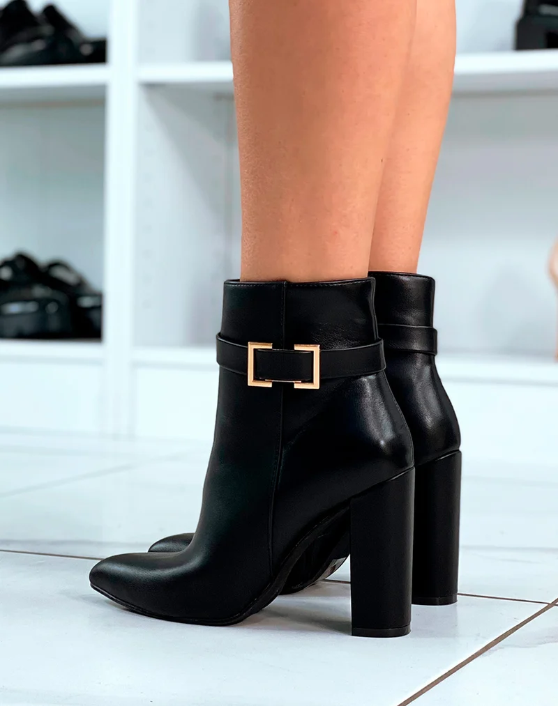 Bottines noires à talon haut à bout pointu et à détails dorés