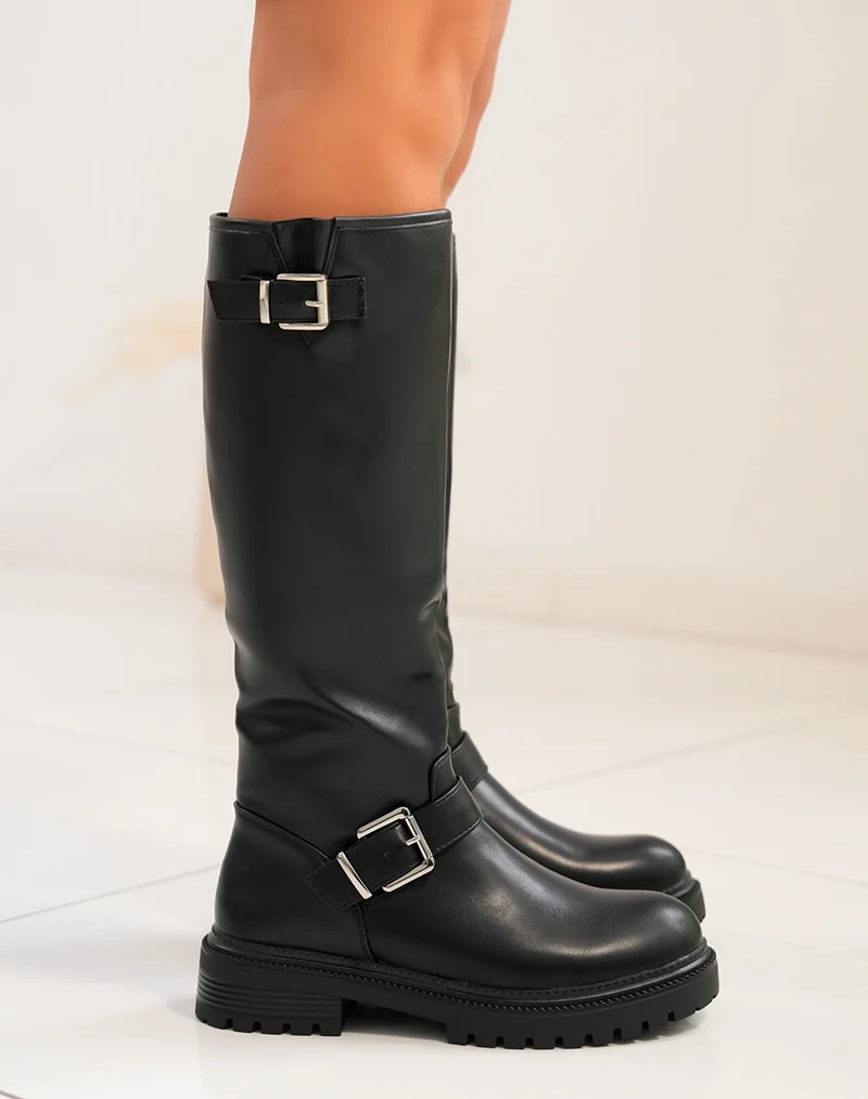 Bottes noires avec sangles argentées