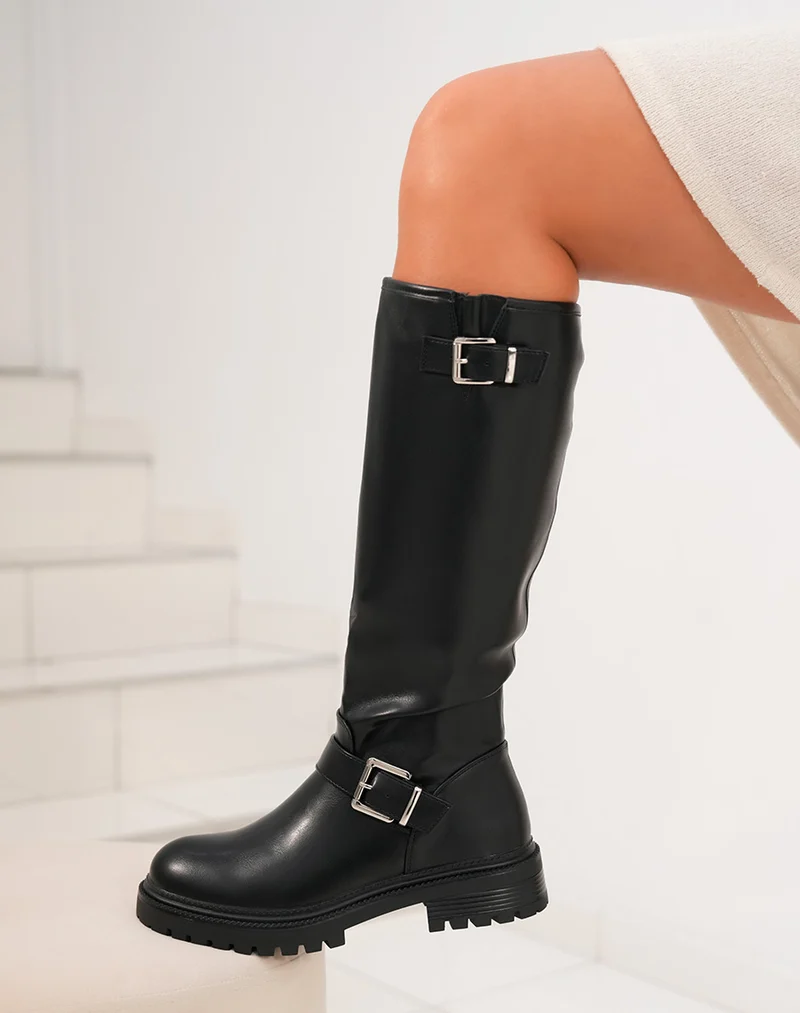 Bottes noires avec sangles argentées