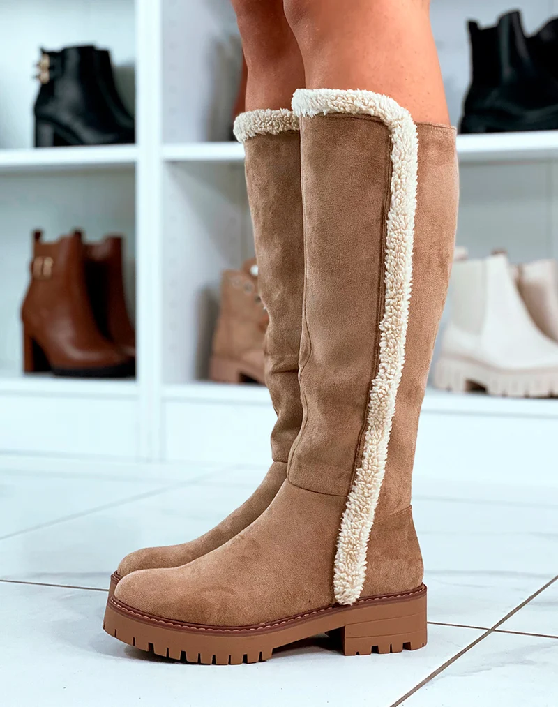 Bottes en suédine beiges et à détails en fausse fourrure