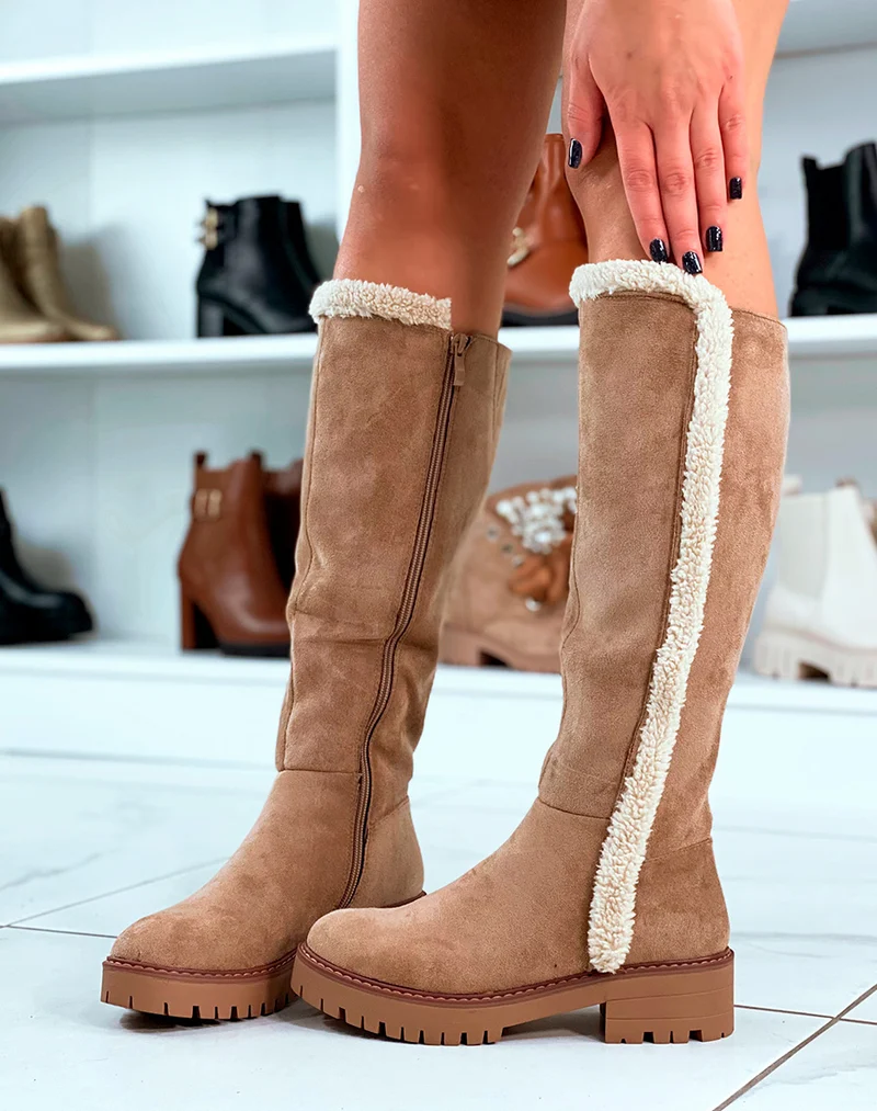 Bottes en suédine beiges et à détails en fausse fourrure