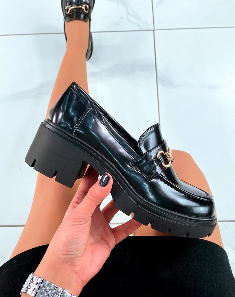 Mocassins noirs lisses à plateforme et à détails dorés