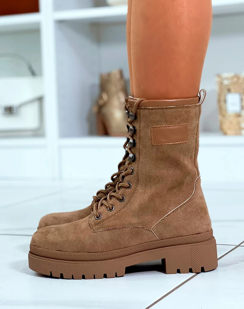 BOTTINES MONTANTES MARRON CLAIR EN SUEDINE ? LACETS AVEC SEMELLE CRANT?E