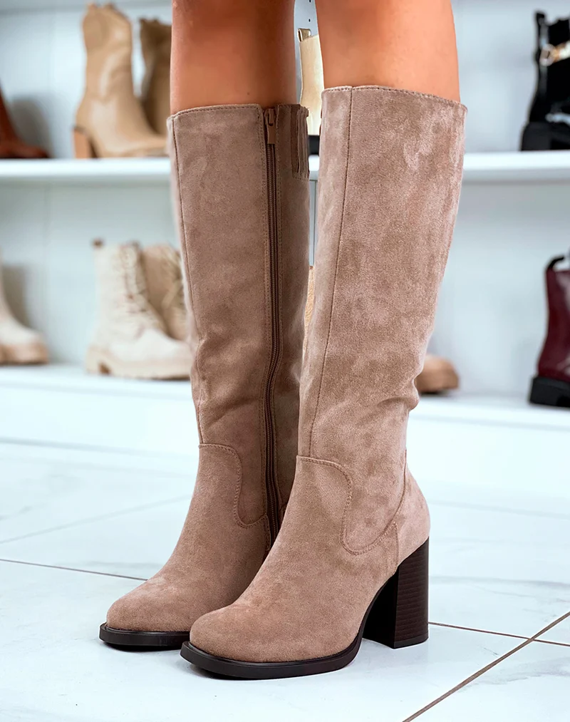 Taupe Tendance : Bottes à Talons en Suédine pour une Silhouette Modernisée
