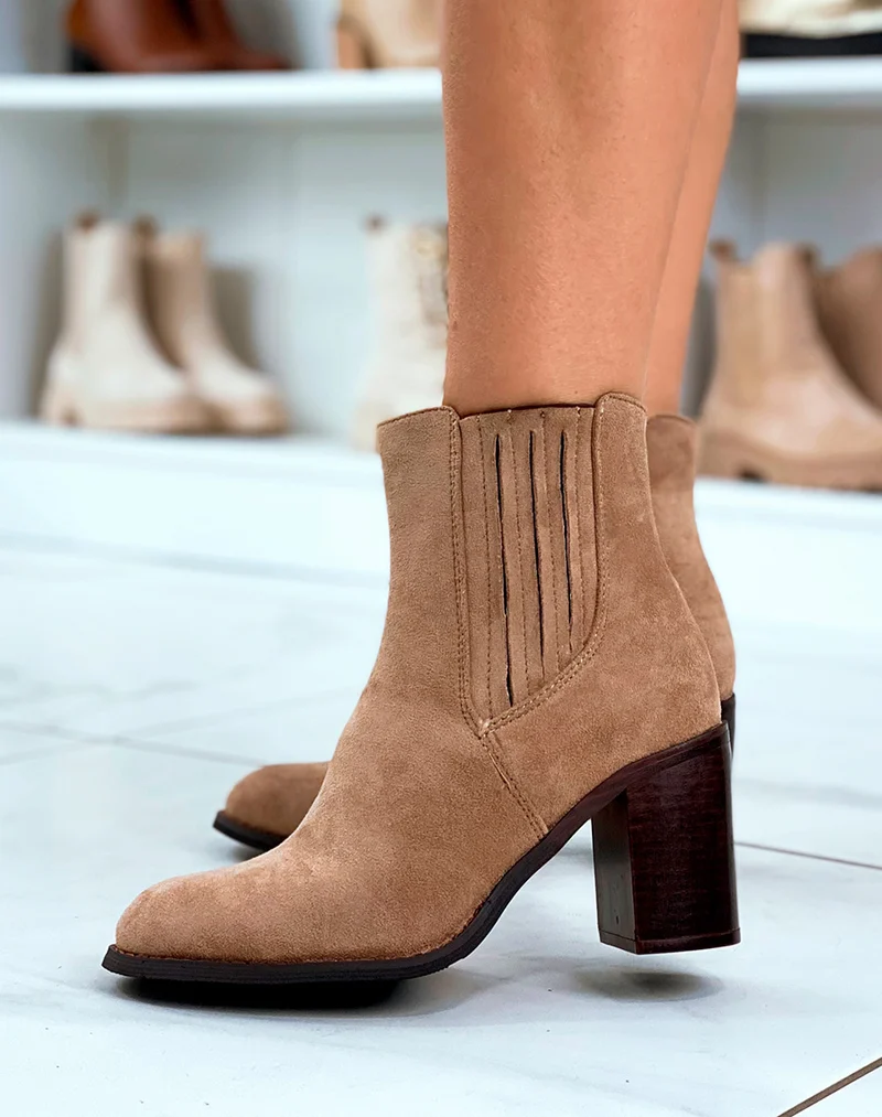 Élégantes Bottines Taupe en Suédine à Talons - L'Atout Mode Polyvalent