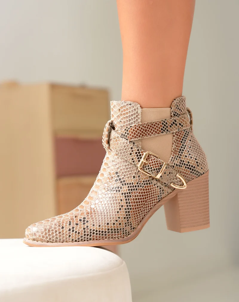 Bottines Femme à talon motif serpent et détails croisés