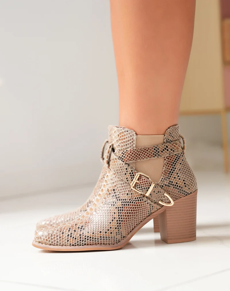Bottines Femme à talon motif serpent et détails croisés
