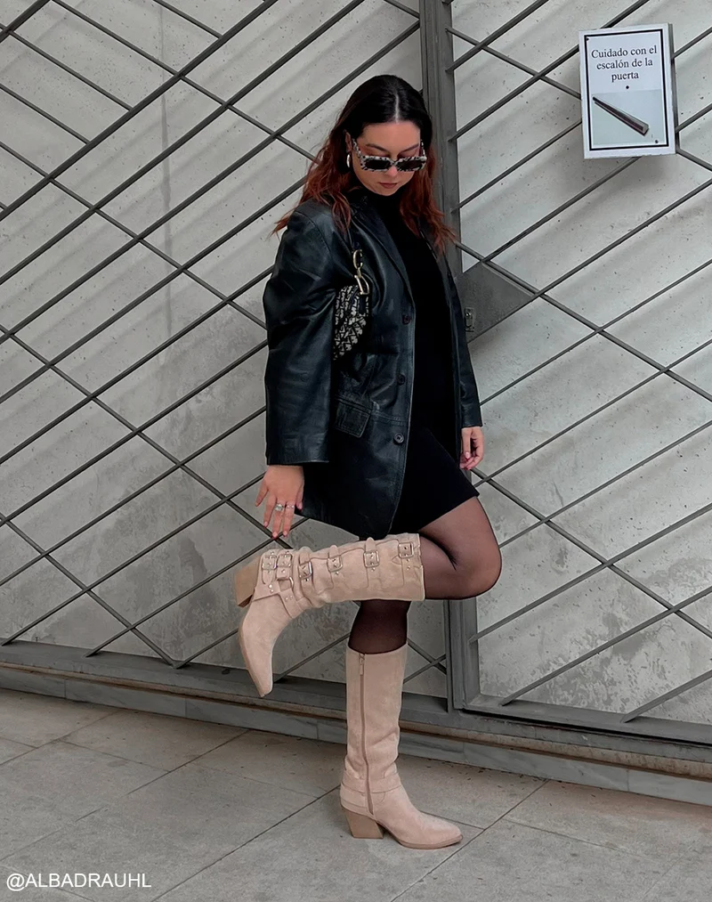 Bottes beiges en suédine style cow-boy et à multiples lanières