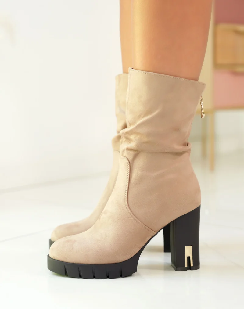 Bottines marron clair effet daim à talons avec détail doré pour femme