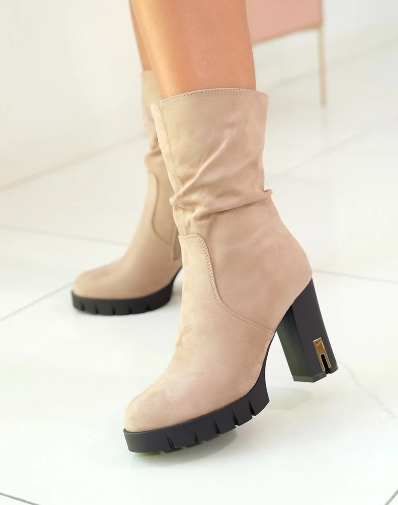Bottines marron clair effet daim à talons avec détail doré pour femme