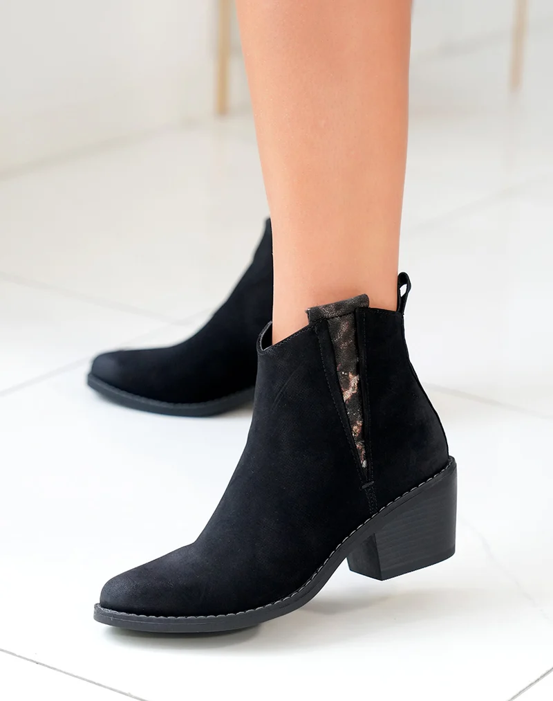 Bottines noires élégantes avec détail nacré
