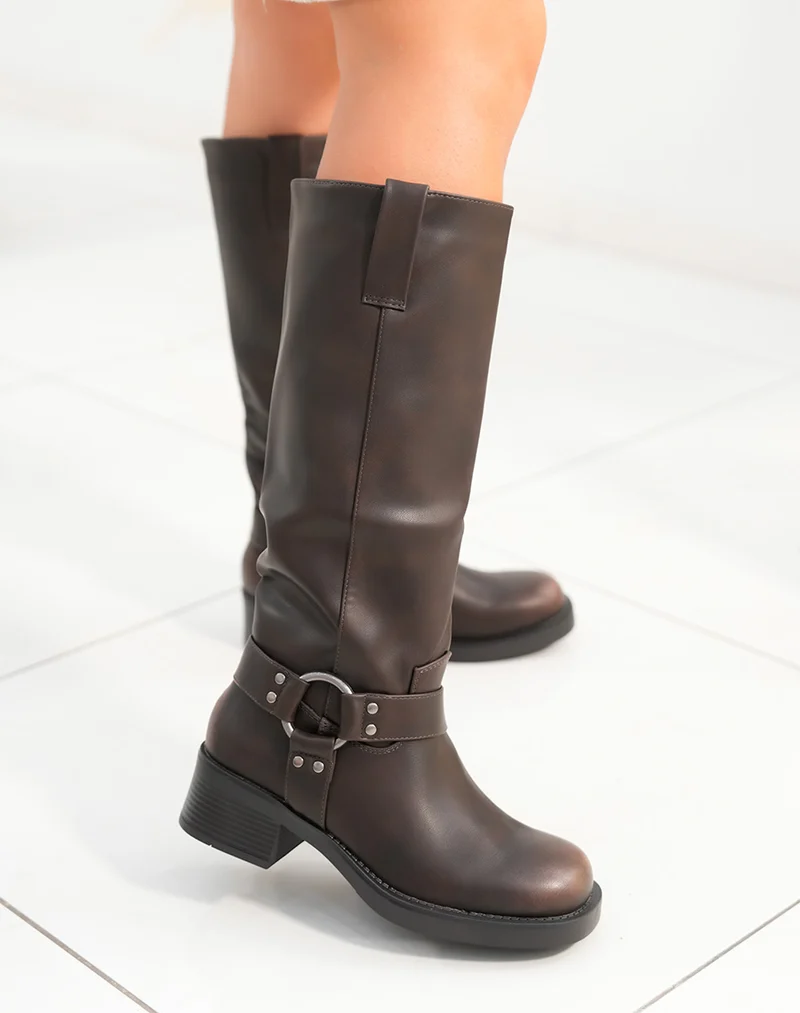 Bottes femme marron foncé style motard avec boucle et détails argentés