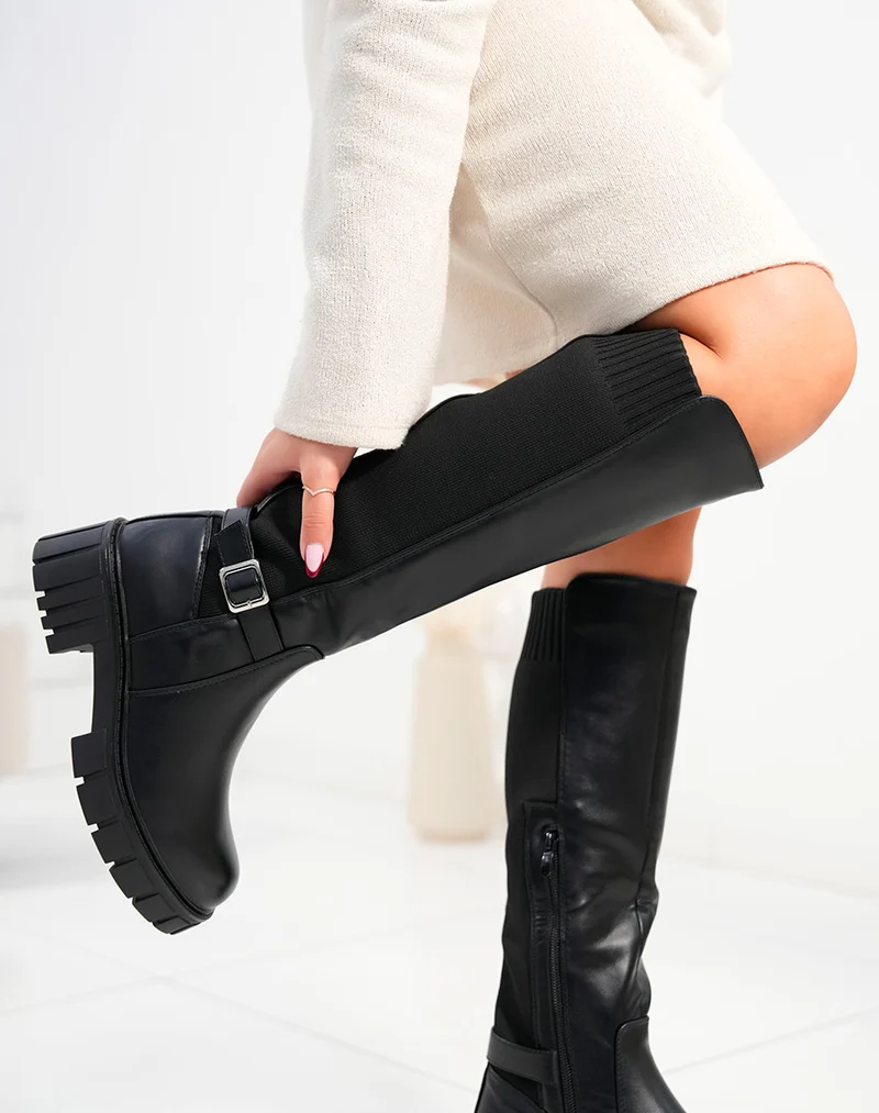 Bottes femme noires effet chaussette avec semelle crantée et sangle décorative